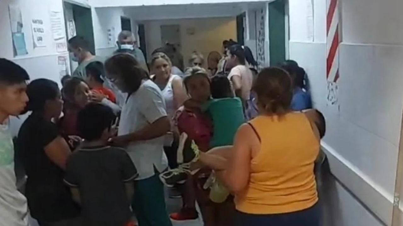 Al menos 50 chicos debieron ser atendidos en el hospital de Pichanal, que fue desbordado...
