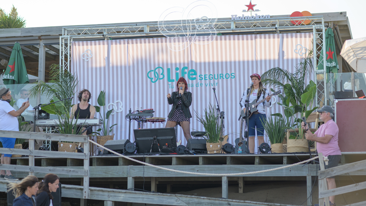 La compañía realizó en Cariló, en el parador Divisadero, la primera edición de Life es Música – Sesiones en el Mar, un ciclo de encuentros acústicos al atardecer