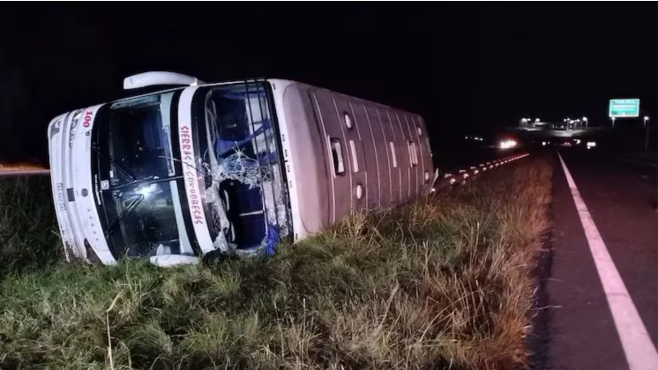 El colectivo de larga distancia había partido desde la localidad cordobesa de Mina Clavero y sufrió un accidente en la Ruta 8, a la altura de Capitán Sarmiento.