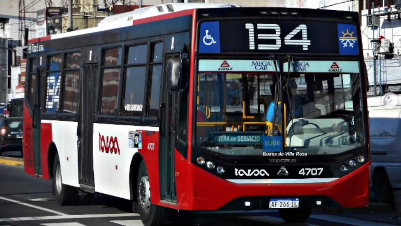 La víctima tenía 25 años. El accidente ocurrió en la intersección de Chivilcoy y Nazarre. El chofer, de la línea 134, quedó detenido.