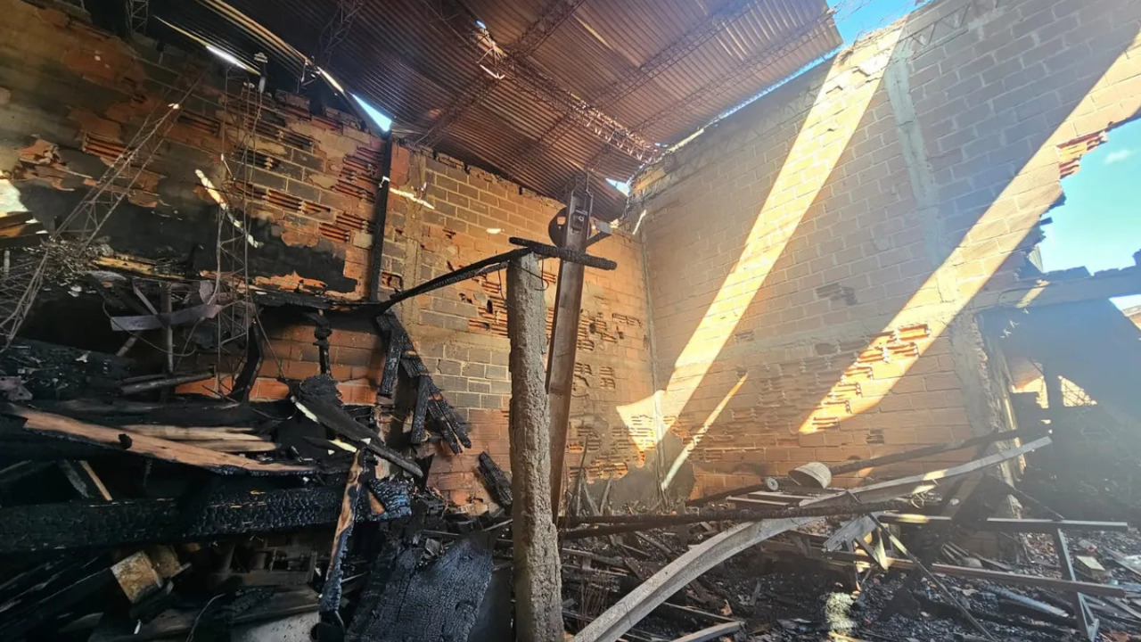Un carpintero de 60 años de Luis Guillón perdió su lugar de trabajo luego de que un incendio lo destruyera. Pide ayuda para reconstruirlo.