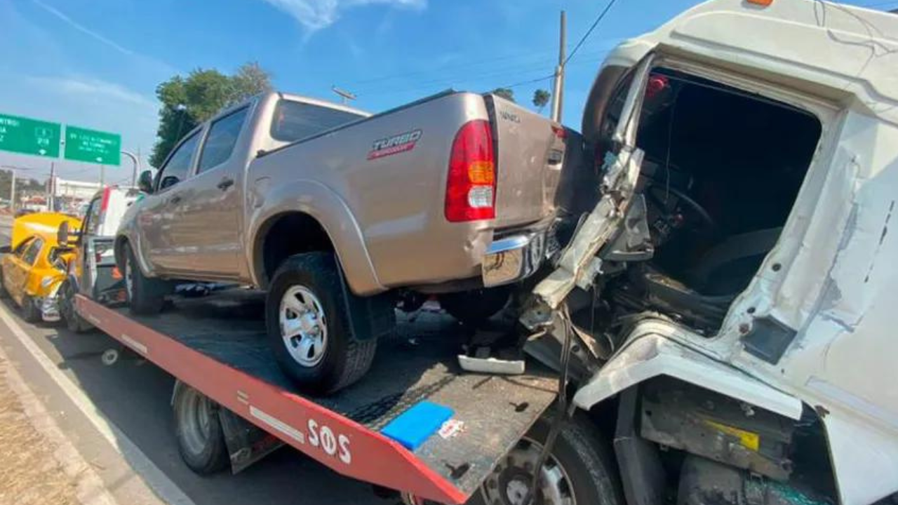 El accidente involucró a otros 13 vehículos que se encontraban frenados a la espera del ingreso de otro camión a una empresa; los bomberos pudieron rescatar al hombre tras cortar parte de la cabina...