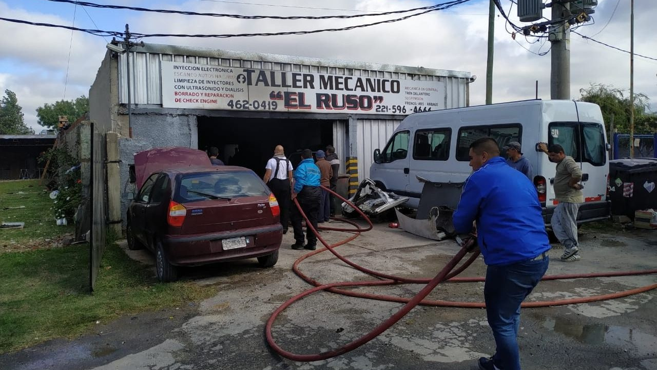 En el barrio Villa Zula de Berisso, un incendio en un taller mecánico mantuvo en vilo al barrio. El hecho necesitó de la participación de cuatro dotaciones de bomberos voluntarios pertenecientes a la Estación Villa Zula y Estación Centro durante casi una hora.