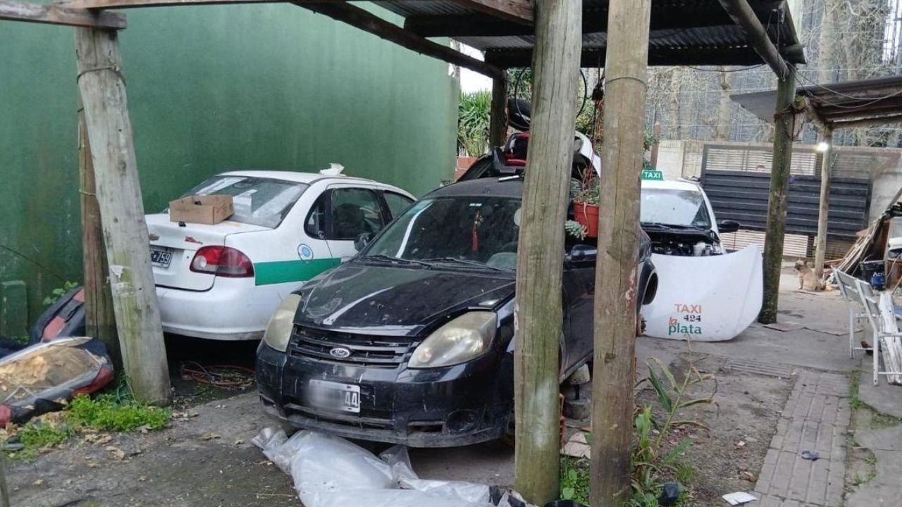 Un joven de 23 años fue detenido en Melchor Romero durante un operativo de inspección en un taller mecánico, donde la Policía encontró dos vehículos con pedidos de secuestro y autopartes cuyo origen ahora es investigado. El comercio fue clausurado por no cumplir con la normativa vigente.