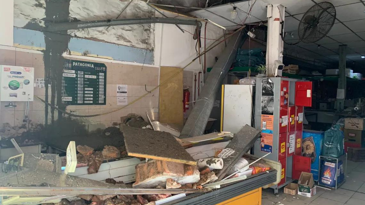 Tres personas resultaron heridas y trasladadas a diferentes hospitales por el SAME luego de derrumbarse una pared de un supermercado del barrio de Balvanera.