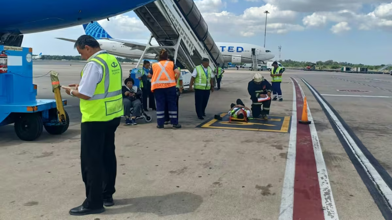 El ascensor hidráulico que trasladaba a pasajeros con movilidad reducida desde un vuelo de Ushuaia sufrió una falla y se desplomó en el aeropuerto de Ezeiza.