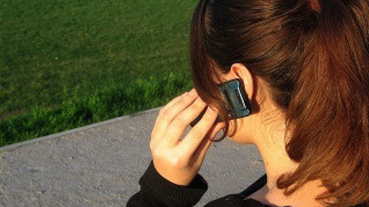 Le pidieron a la mujer transferencias para remolcar el vehículo con una grúa.