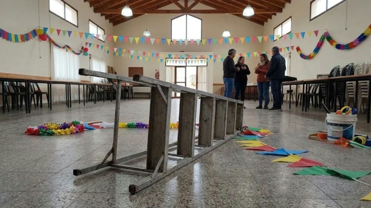 El hecho ocurrió en Neuquén cuando el hombre colaboraba con los preparativos y colocaba adornos en el salón de la iglesia evangélica.
