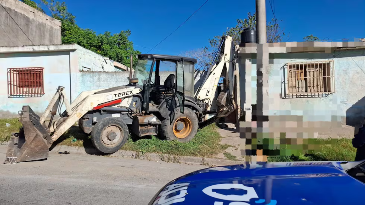 La puerta de la vivienda habría caído sobre la menor tras la colisión. Lo que se sabe.