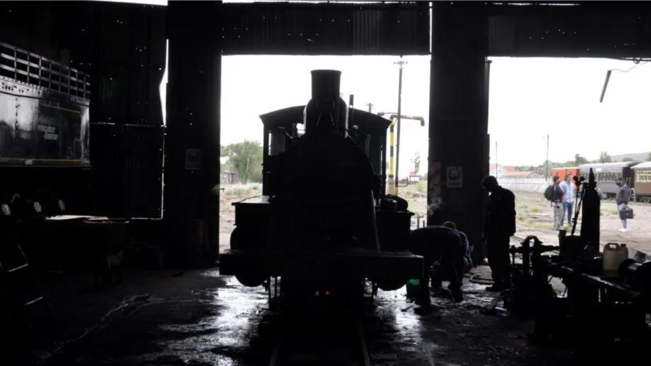 Dos trabajadores del Tren Patagónico sufrieron quemaduras al explotar la caldera del legendario trencito a vapor. El accidente ocurrió el sábado a la mañana.
