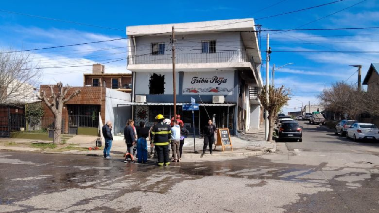 Ocurrió el último miércoles al mediodía en una tienda de ropa, entre el pje San Antonio de Padua y Av. Marconi. Las pérdidas fueron totales y dejó a una familia completamente devastada. Las pérdida es millonaria.