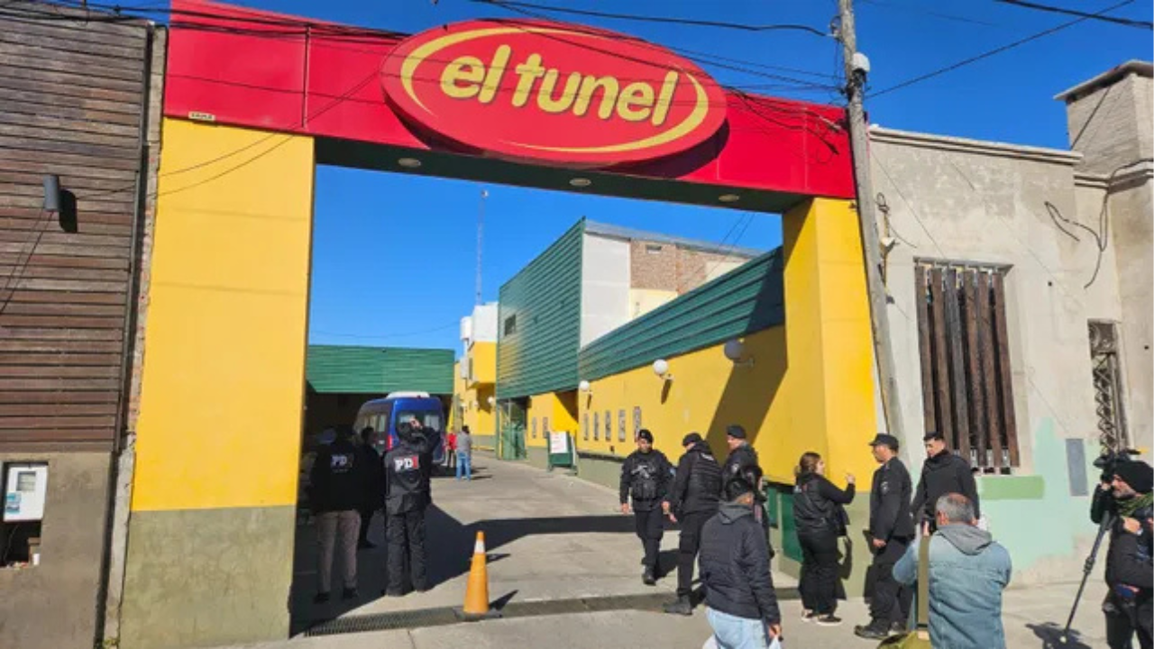Un grupo de delincuentes asaltó de madrugada un local en la ciudad de Santa Fe. Usaron explosivos y herramientas especializadas.