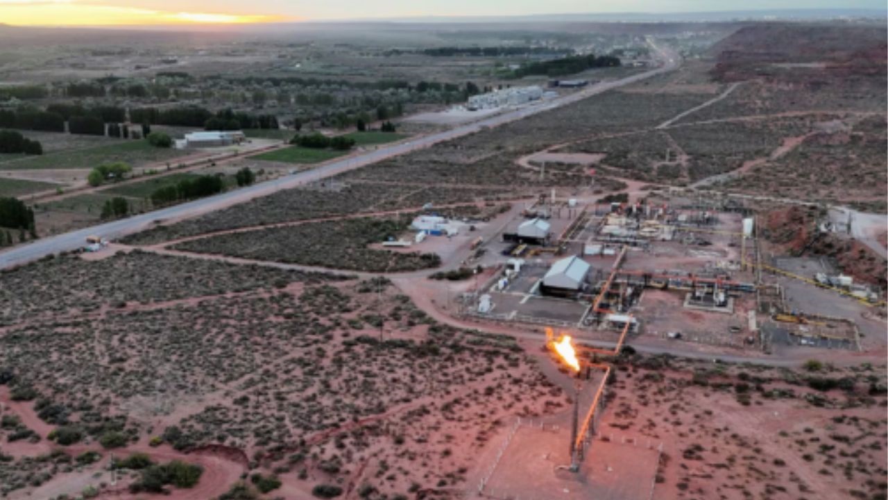 Una fuerte descompresión en una planta separadora de gas se produjo en una zona operada por YPF. La compañía activó un amplio operativo de emergencia y trasladó al sobreviviente por vía aérea para recibir atención médica.