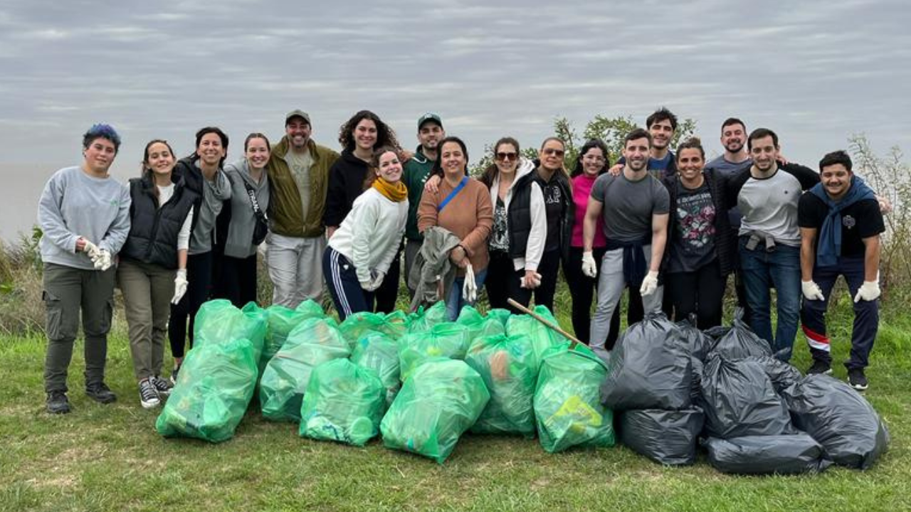 Allianz Argentina, líder mundial en seguros y servicios financieros, realizó una actividad de limpieza de costas en el Paseo de la Costa de Vicente López...