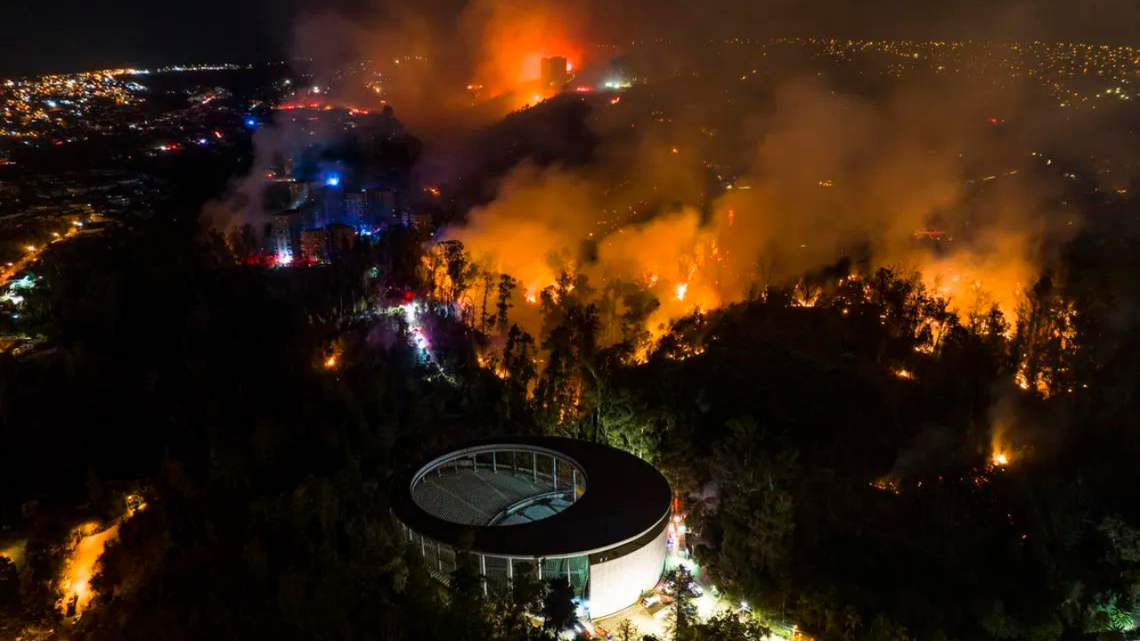En vista de la gravedad del incendio, el gobierno del presidente Gabriel Boric decretó el estado de emergencia...