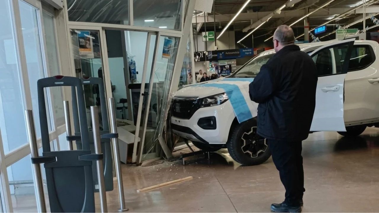 El hecho ocurrió este lunes en el interior de un hipermercado. Una camioneta en exhibición rompió la vidriera de una óptica.