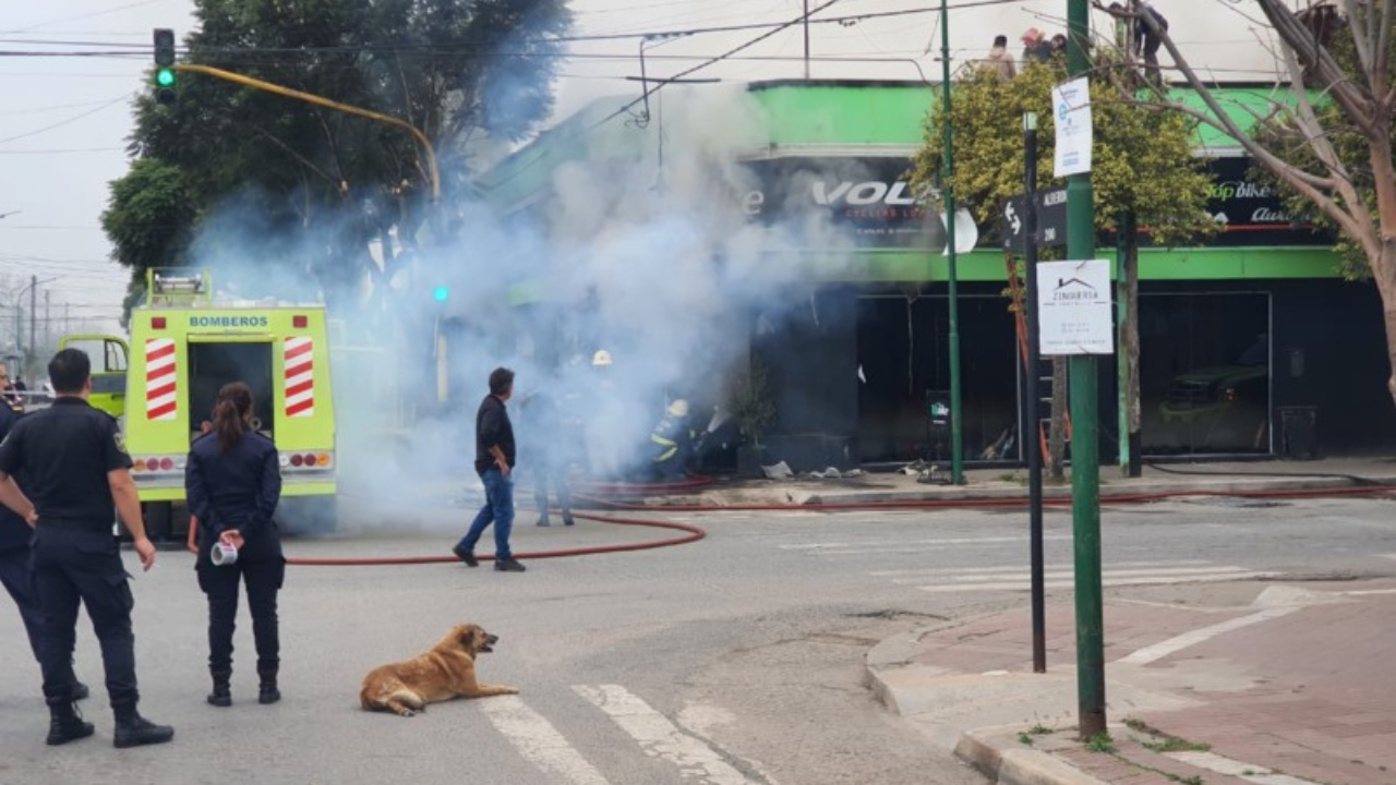 Un voraz incendio se desató en el local comercial Top Bike, especializado en la venta de bicicletas y artículos deportivos, ubicado en la intersección de las calles Alberdi y Buenos Aires.